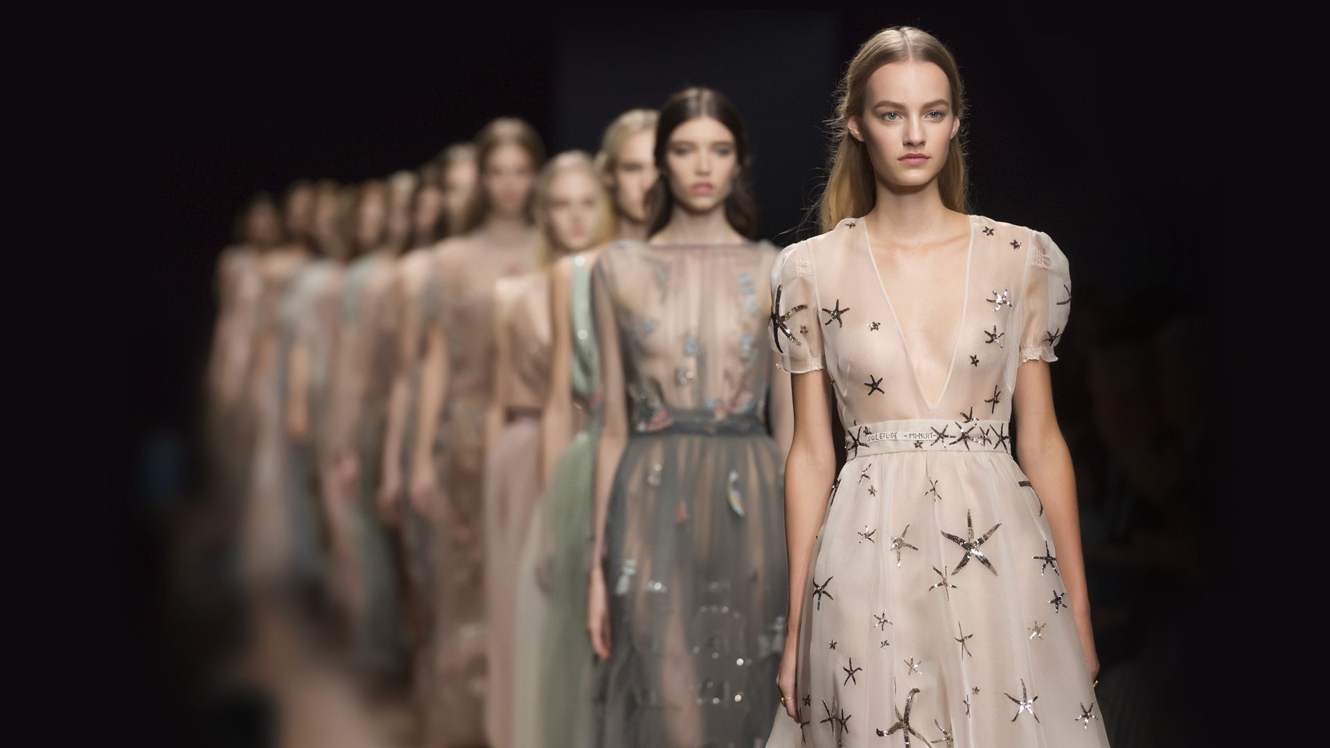 服裝設(shè)計(jì)師DNA:華倫天奴，黑與白_時(shí)尚_網(wǎng)