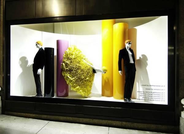 櫥窗陳列設(shè)計(jì)在服裝與化妝品銷(xiāo)售中的藝術(shù)與策略